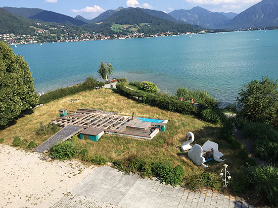 Blick aus dem Hotel Lederer am See über den Tegernsee, mit Holz überbaut die ehemalige Wasserspiel-Anlage (©Foto: Martin Schmitz)